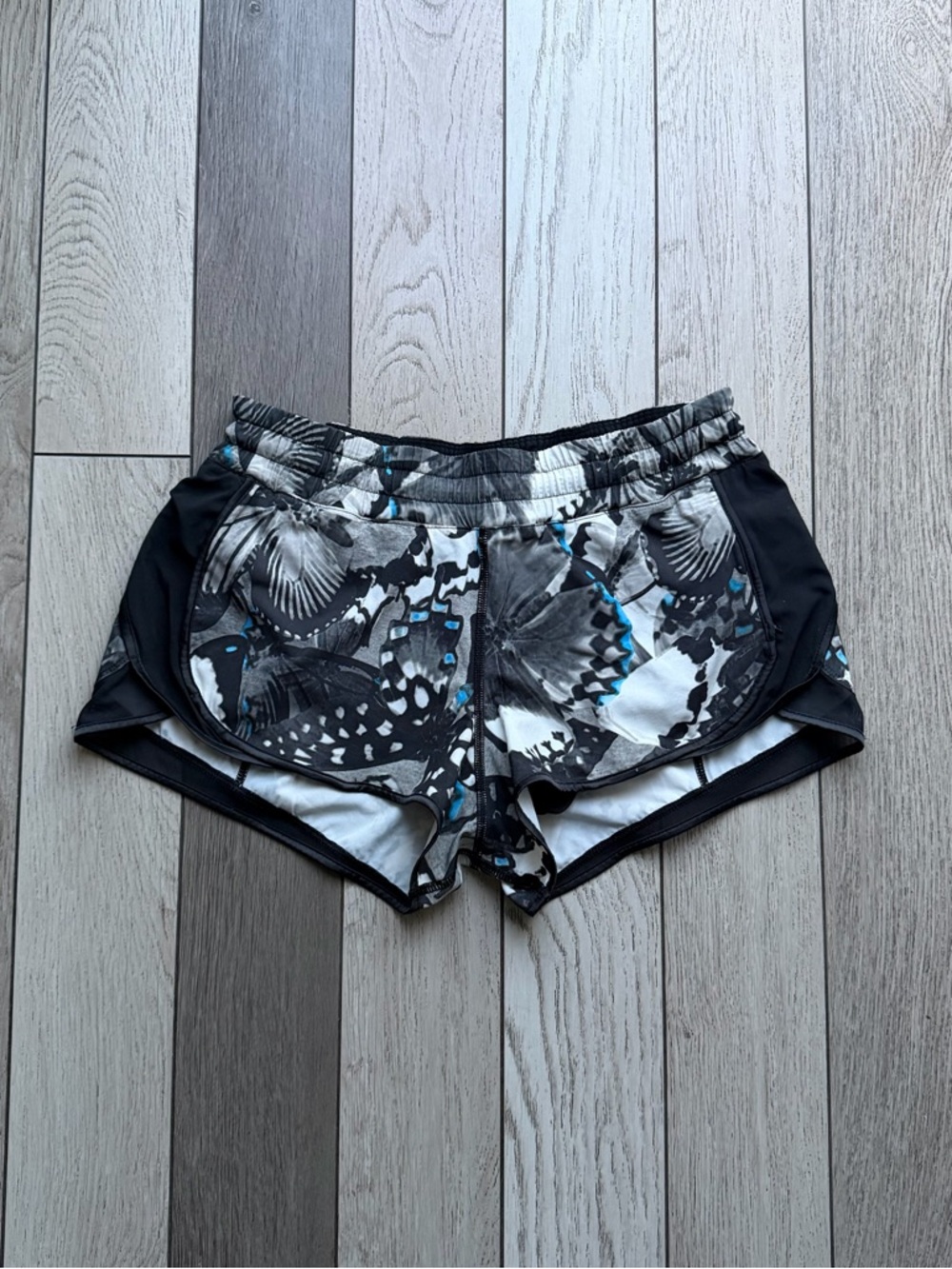 Lululemon Women’s Black & White Butterfly Print Athletic Shorts size 4